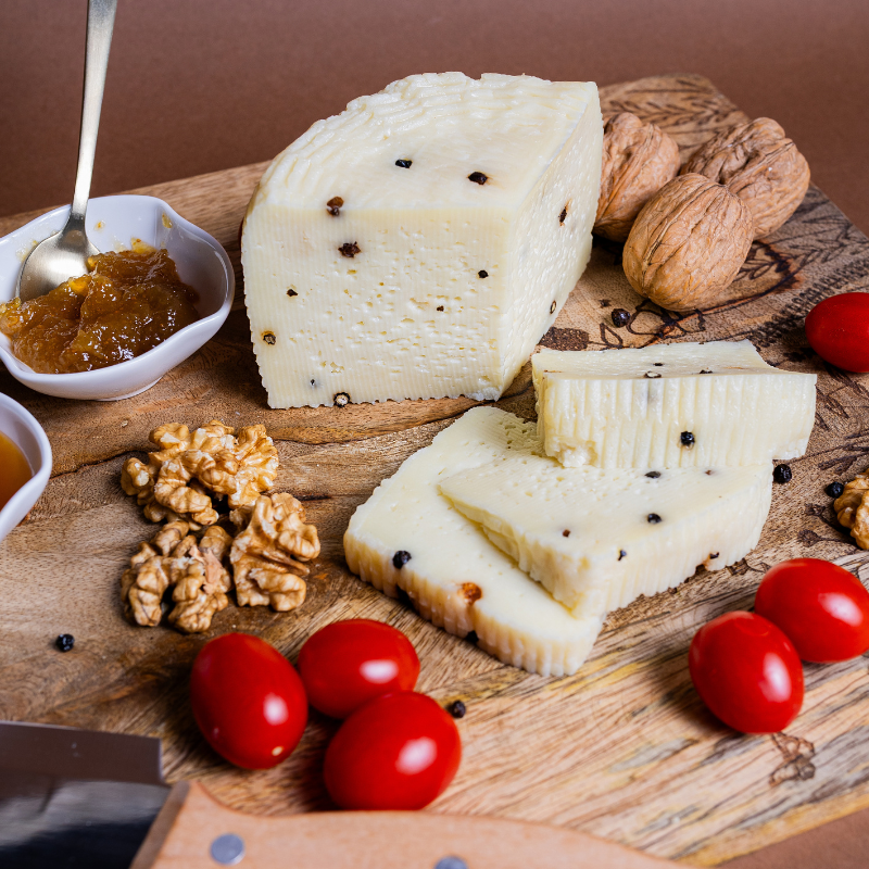 Box Scorta Siciliana Artigianale – Olio 5L & Formaggi (Famiglia)