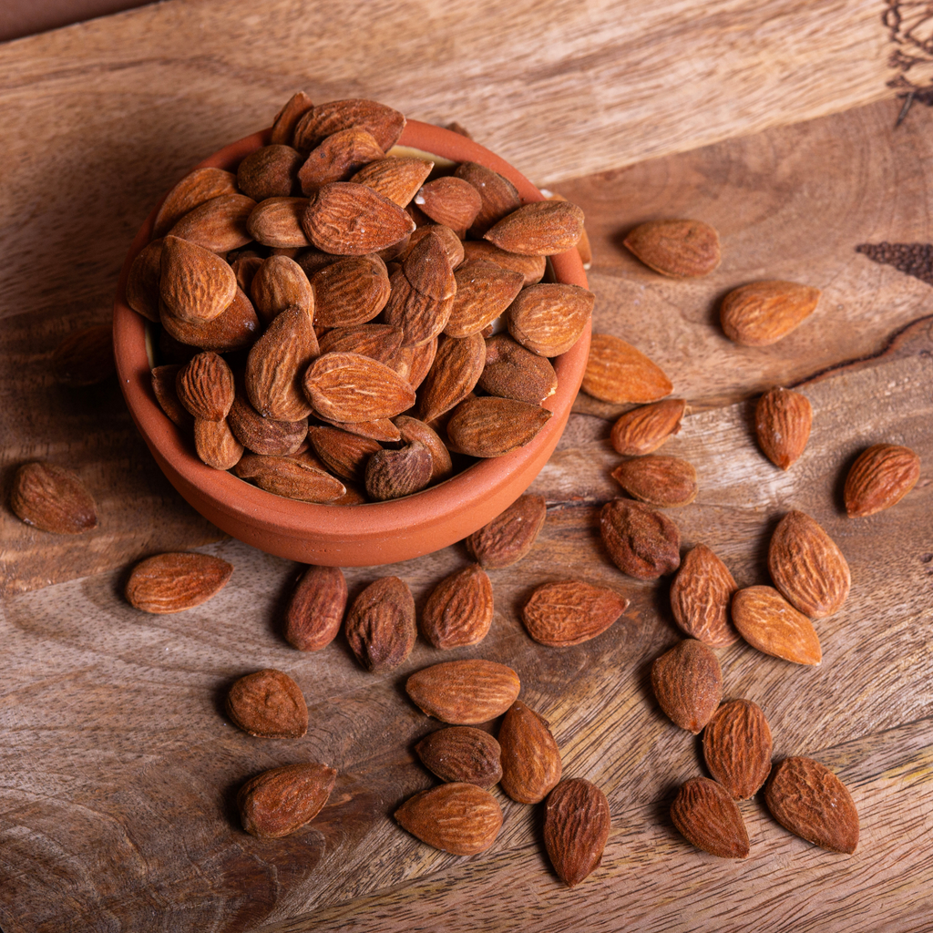 Shelled Sicilian almonds in a 1kg bag by Mandorlino d'Olio, showcasing their natural color and texture.