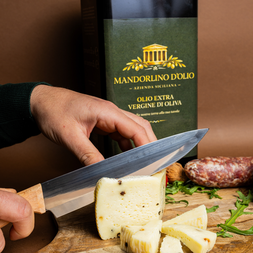 Box Scorta Siciliana Artigianale – Olio 5L & Formaggi (Famiglia)