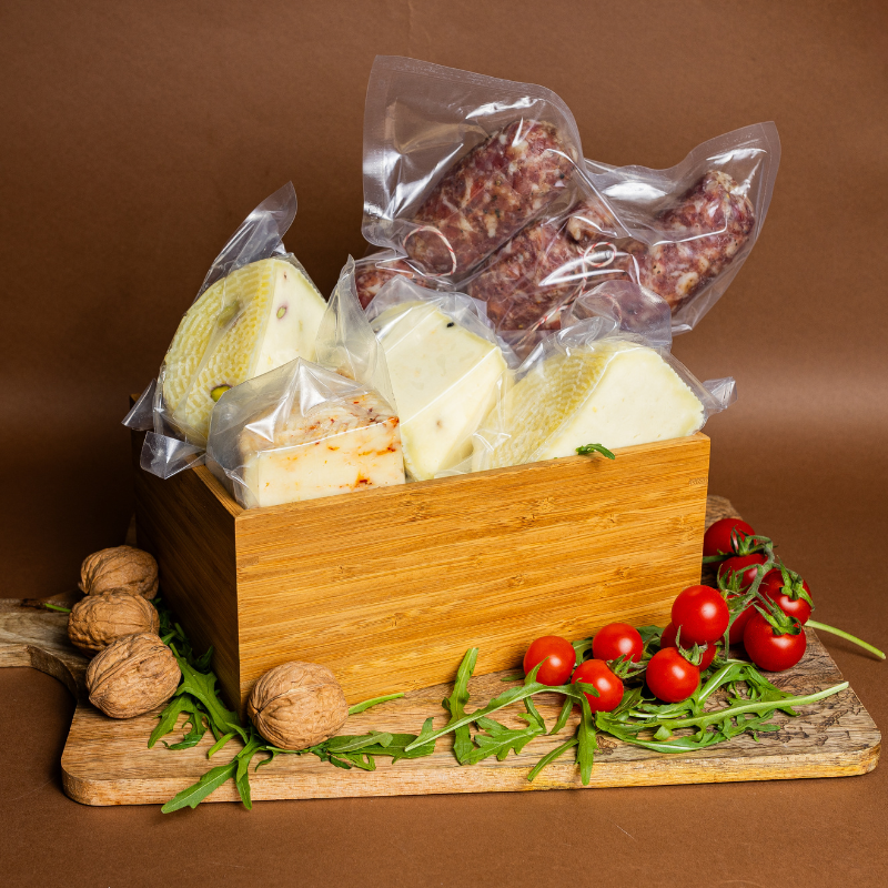 Box Degustazione Siciliana Artigianale – Formaggi & Salsiccia (2 KG)