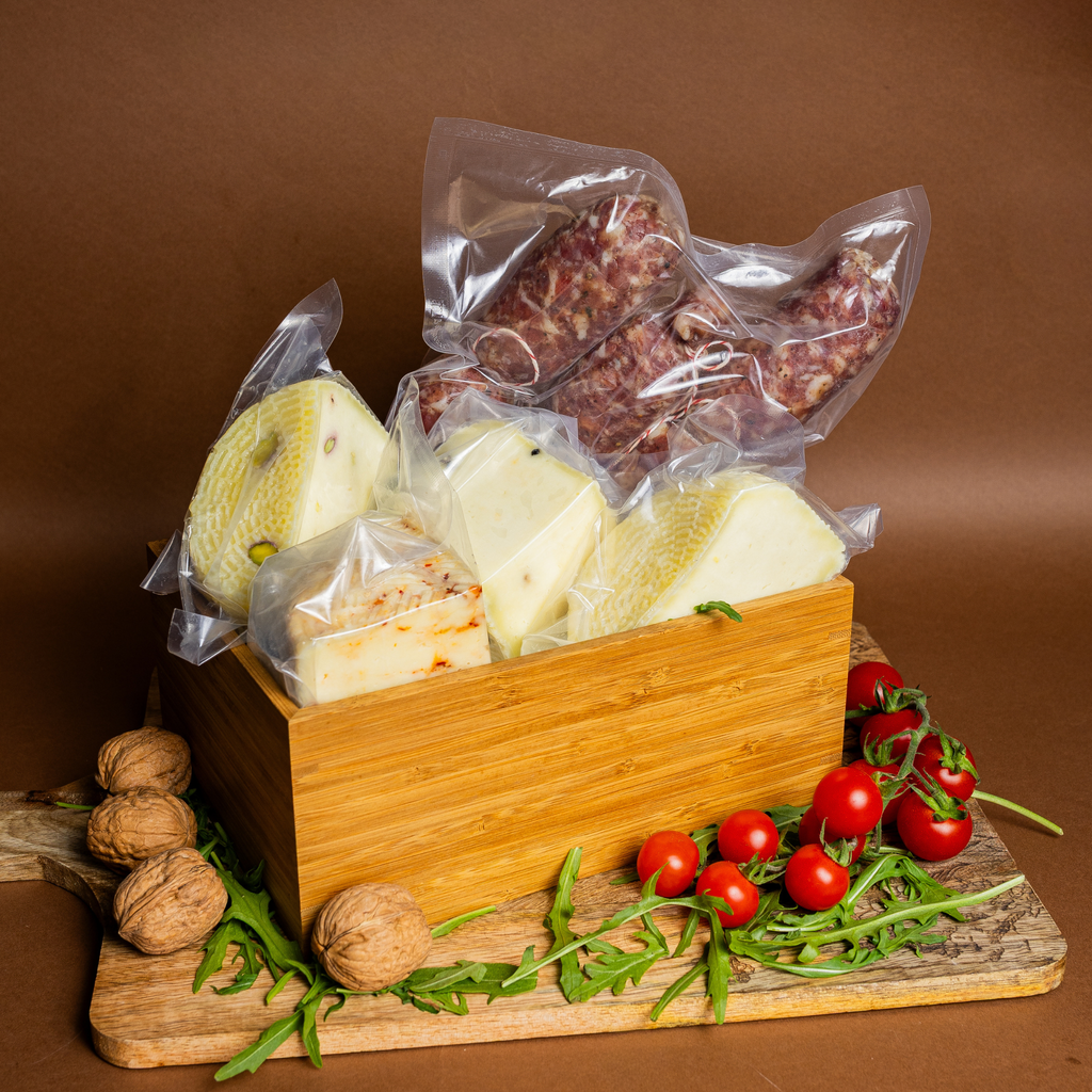 Box Degustazione Siciliana Artigianale – Formaggi & Salsiccia (2 KG)