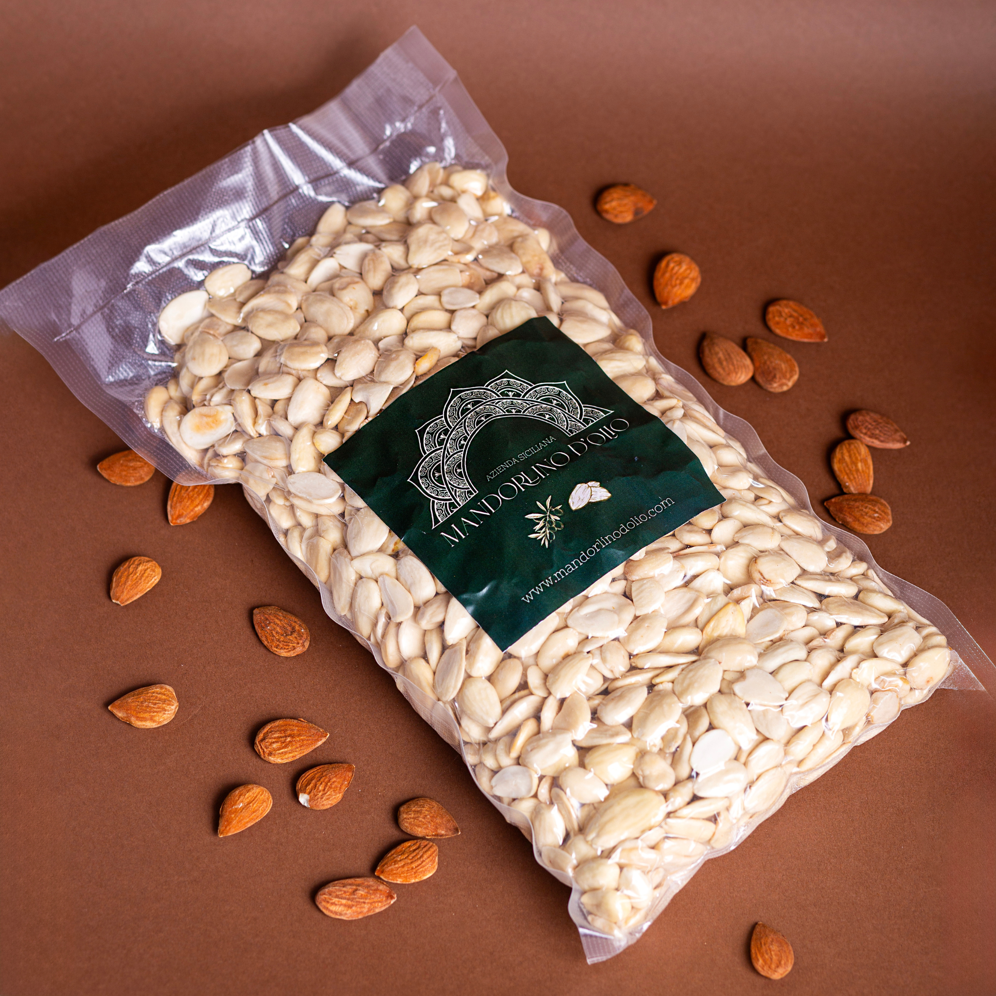 Raw peeled Sicilian almonds in a 1 kg bag by Mandorlino d'olio, showcasing their natural color and texture.