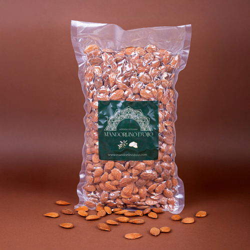 Shelled Sicilian almonds in a 1kg bag by Mandorlino d'Olio, showcasing their natural texture and color.